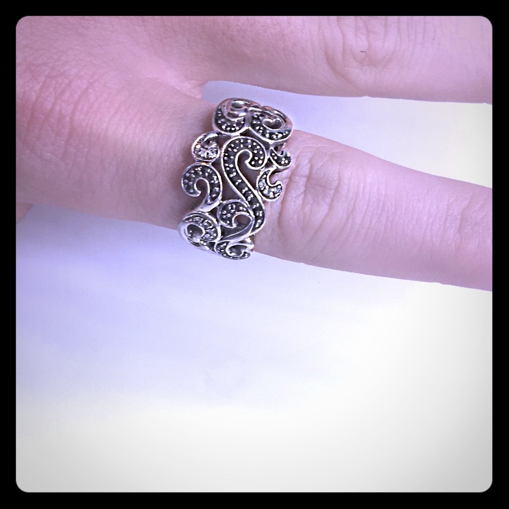 Black & white diamond ring✨size 6⬇️